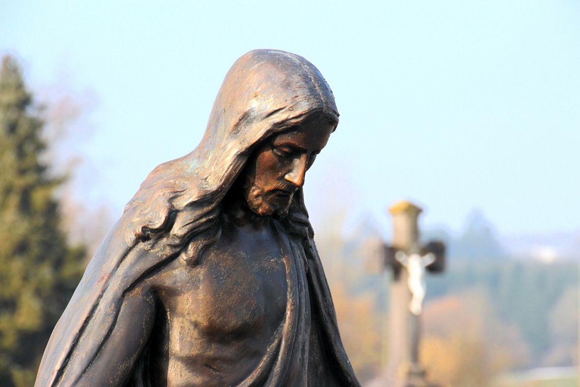 40 figurek skradziono z cmentarza