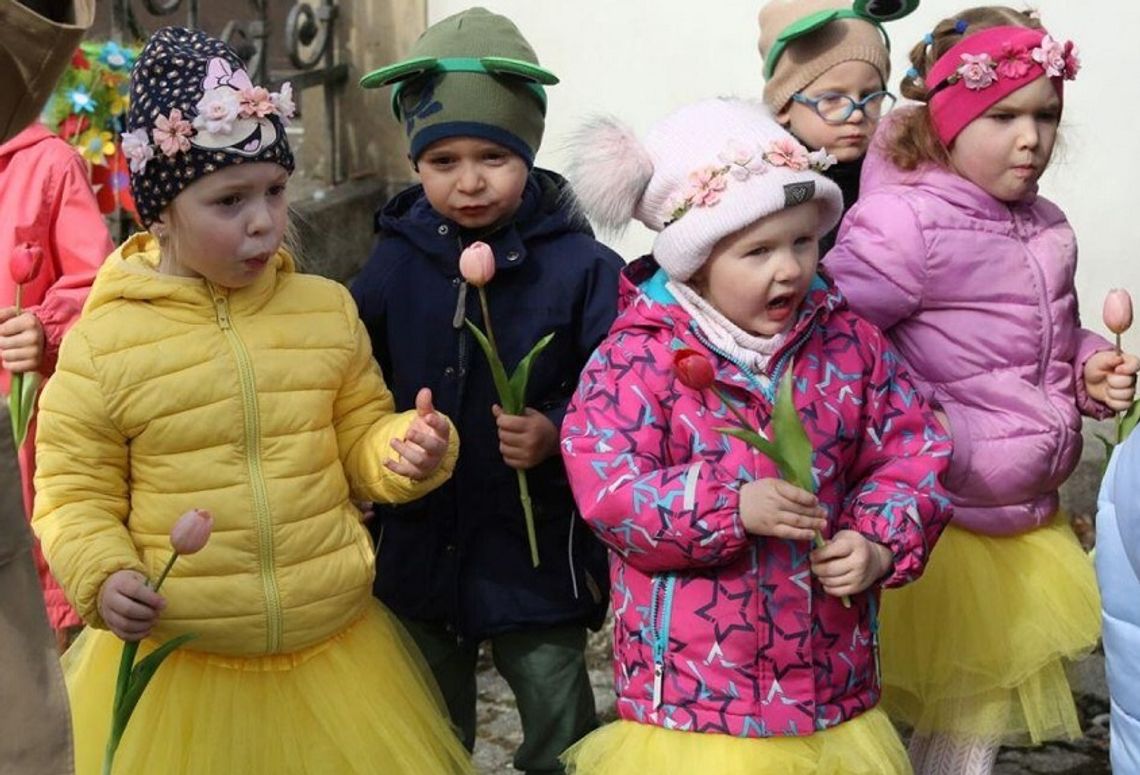 400 dzieci w kolorowym korowodzie 400 dzieci w kolorowym korowodzie