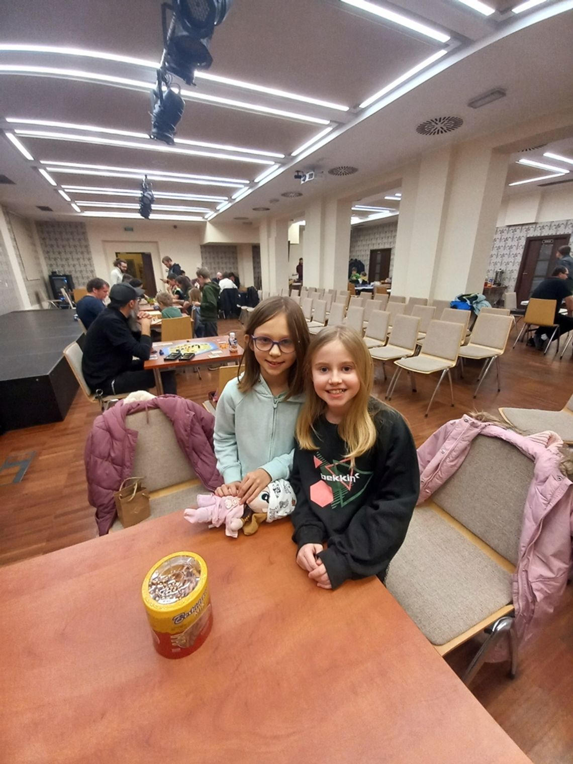 67 oleśniczan siadło do gier planszowych w bibliotece 