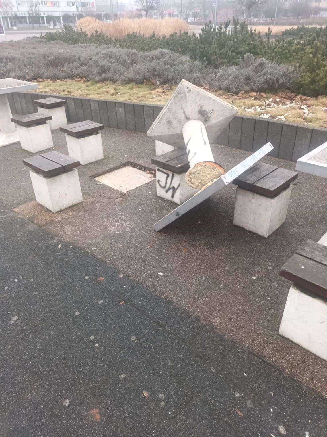 Akt wandalizmu na Placu Zwycięstwa w Oleśnicy – zniszczona instalacja budzi oburzenie mieszkańców