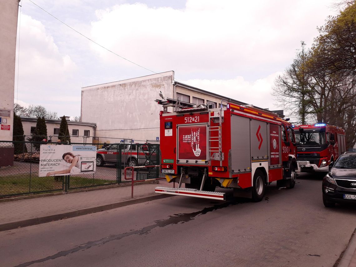 Alarm w szkole! Straż ewakuuje uczniów i pracowników