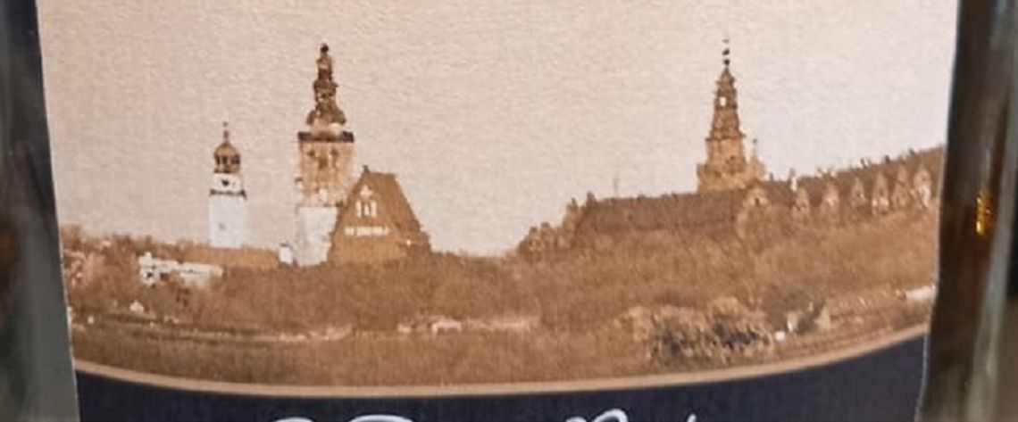 Alkohole z Oleśnicą w nazwie i panoramą miasta na etykiecie