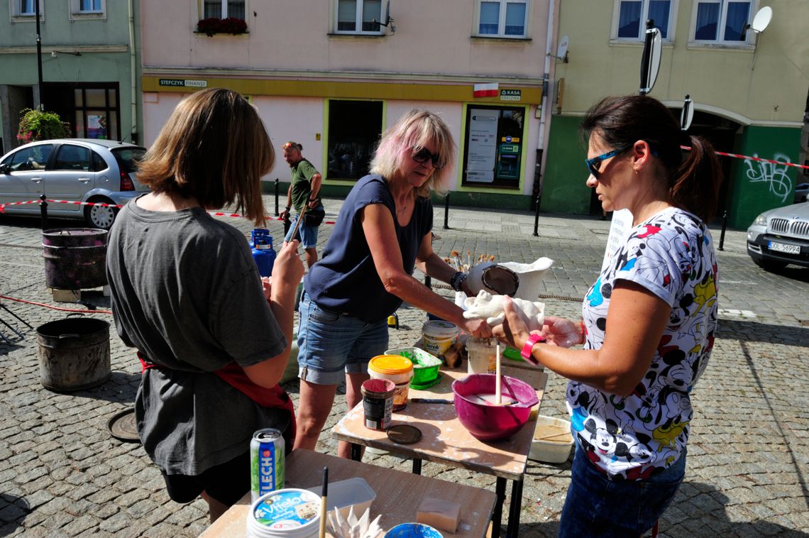 Artystka Kamilla Kasprzak wypalała ceramikę na rynku