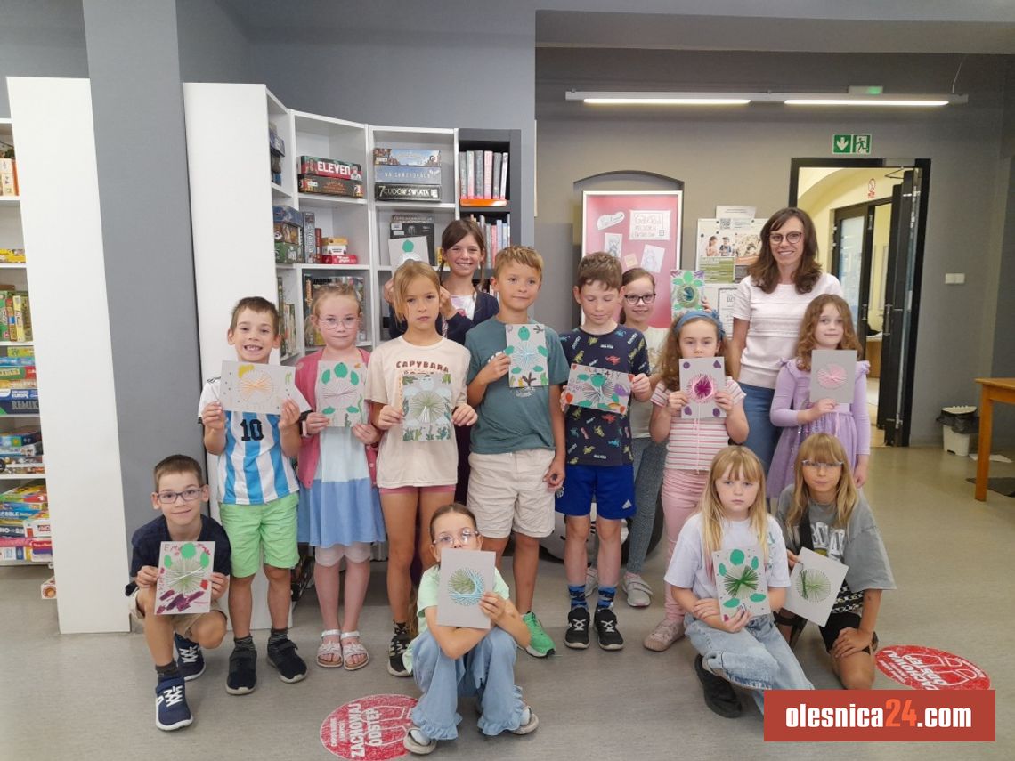 Artystyczne prace z kolorowych sznurków w Bibliotece "Pod Sową" Artystyczne prace z kolorowych sznurków w Bibliotece "Pod Sową"