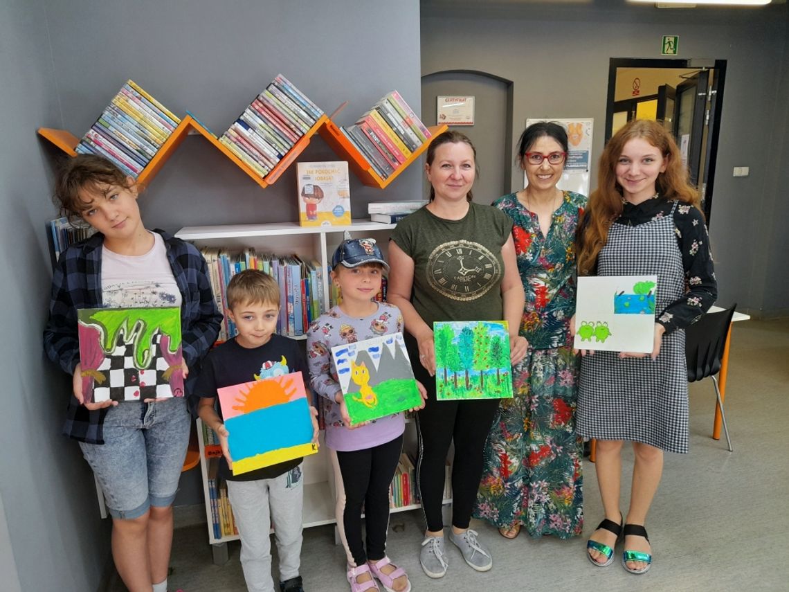 Artystyczne zajęcia dla dzieci z Ukrainy w bibliotece „Pod Sową” w Oleśnicy