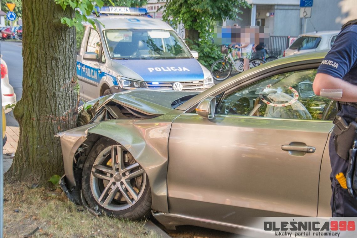 Audi na drzewie. Kierowca nie chciał potrącić pieszego?