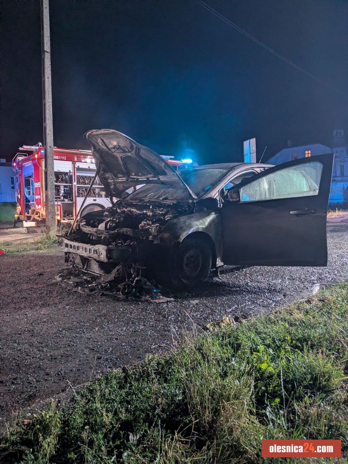 Auto spłonęło doszczętnie. Strażacy interweniowali tuż przed północą Auto spłonęło doszczętnie. Strażacy interweniowali tuż przed północą