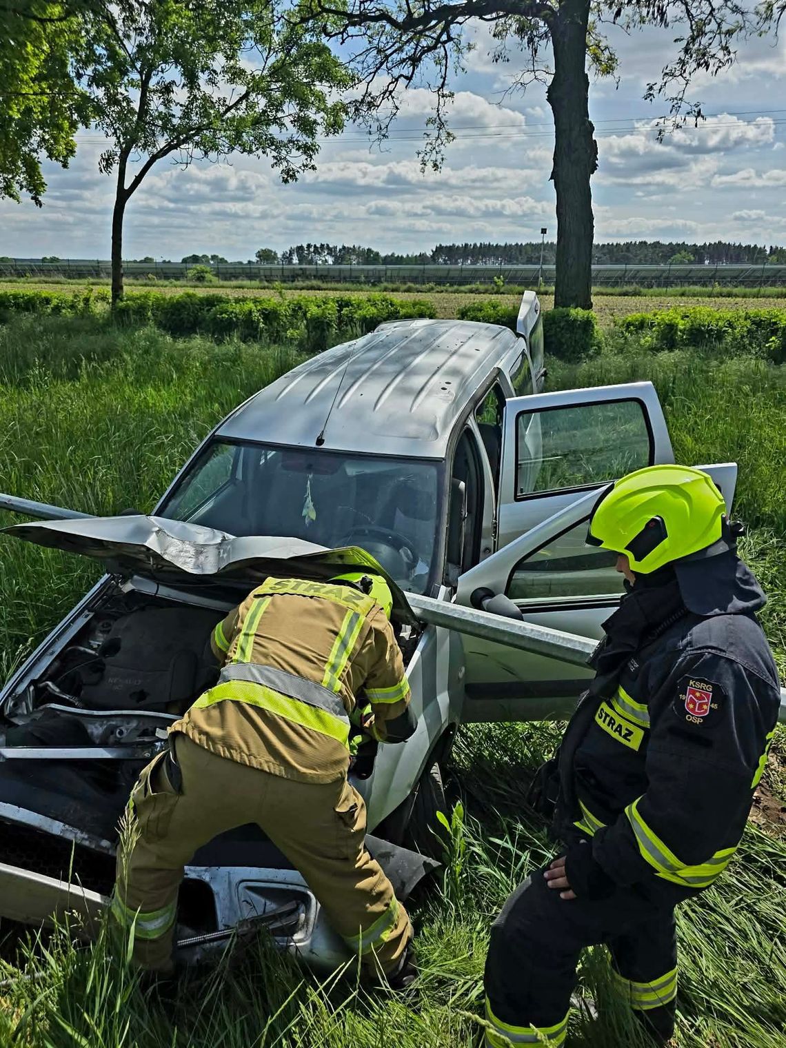 Auto staranowało latarnię na ul. Wrocławskiej! Strażacy musieli odłączać prąd
