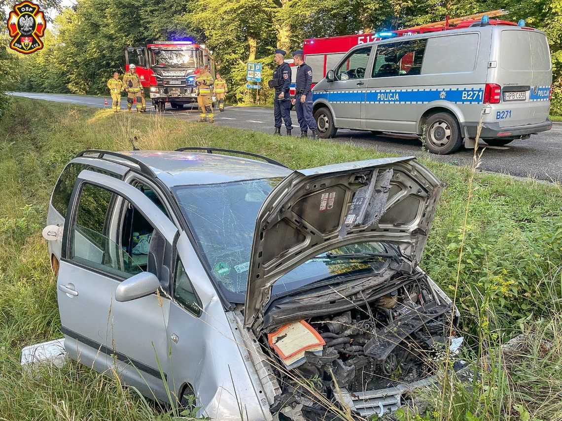 Auto uderzyło w betonowy przepust. Kierowca zasnął...