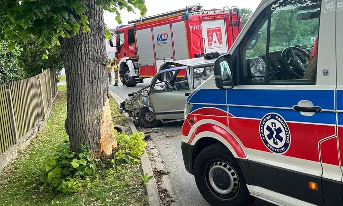 Auto uderzyło w drzewo. KIerowca ranny