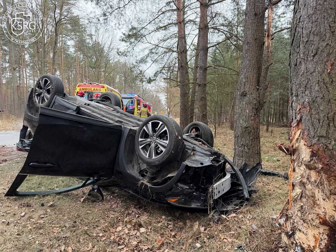 Auto z impetem uderzyło w drzewo i dachowało Auto z impetem uderzyło w drzewo i dachowało