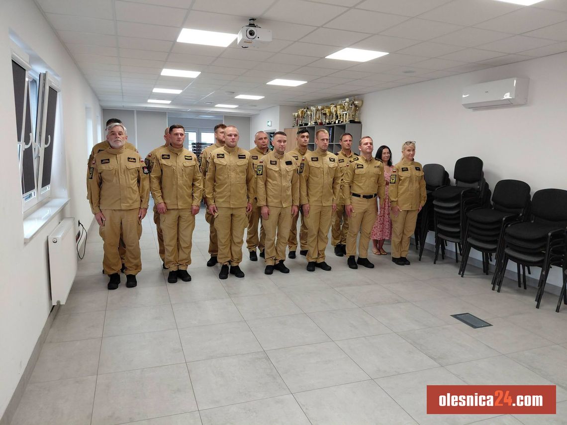 Awans w Komendzie Powiatowej PSP w Oleśnicy. Uroczysta zbiórka i gratulacje dla strażaka Awans w Komendzie Powiatowej PSP w Oleśnicy. Uroczysta zbiórka i gratulacje dla strażaka
