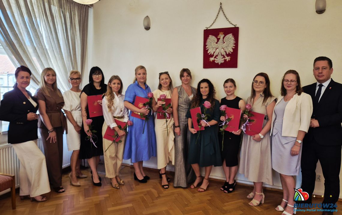 Awans zawodowy siedmiu nauczycielek. Uroczystość w bierutowskim magistracie Awans zawodowy siedmiu nauczycielek. Uroczystość w bierutowskim magistracie