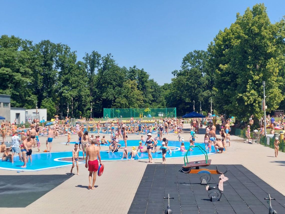 Basen Atola w Oleśnicy pęka w szwach 