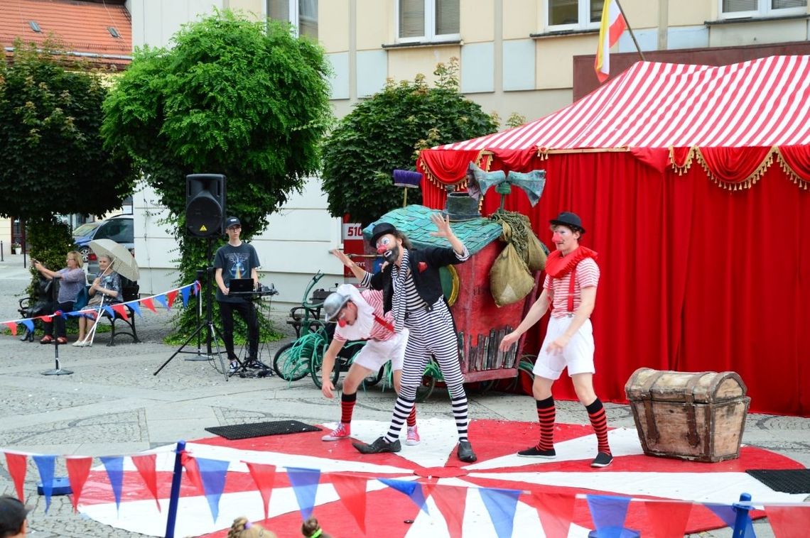 "Baśniowa podróż klaunów" na Rynku w Oleśnicy