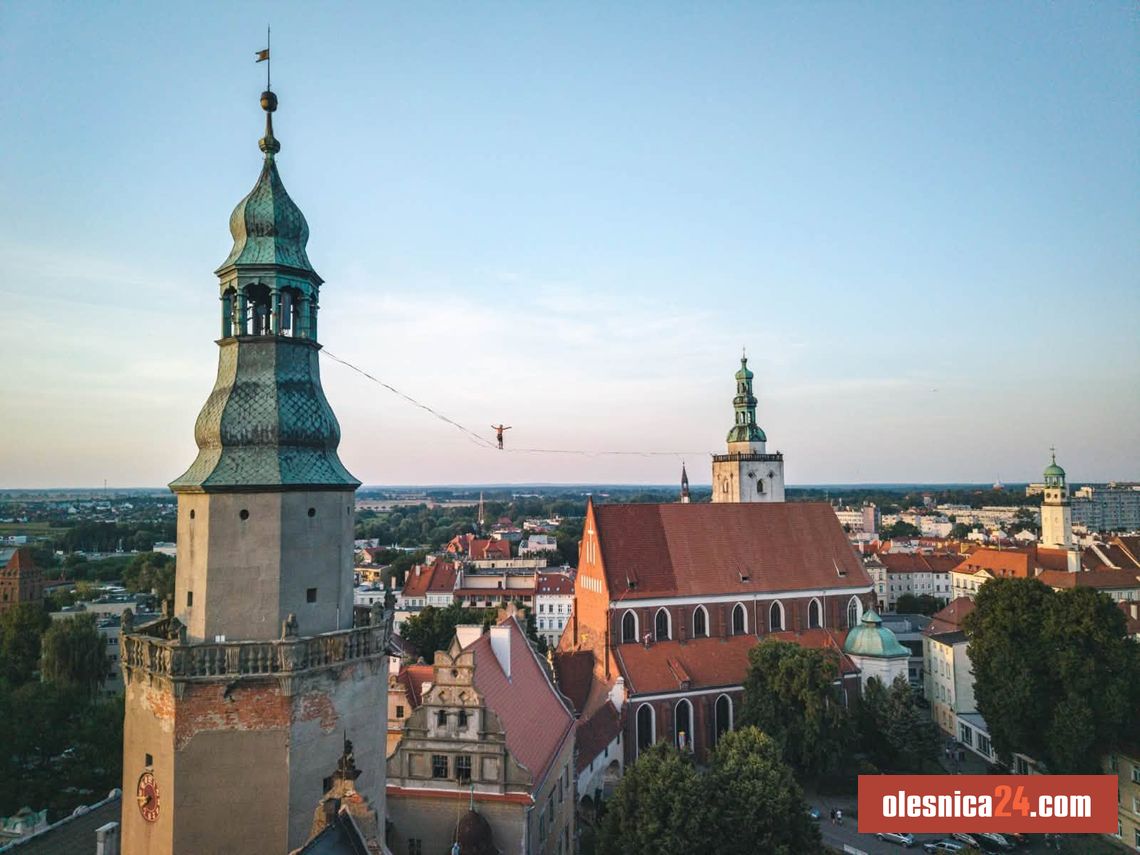 Będą chodzić po taśmach nad dziedzińcem zamku! Niezwykłe widowisko wraca do Oleśnicy Będą chodzić po taśmach nad dziedzińcem zamku! Niezwykłe widowisko wraca do Oleśnicy
