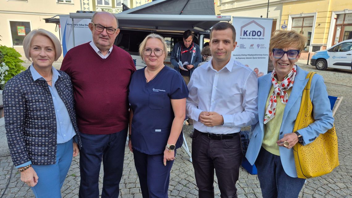 Białe Miasteczko na oleśnickim Rynku. Dziś można bezpłatnie zadbać o swoje zdrowie Białe Miasteczko na oleśnickim Rynku. Dziś można bezpłatnie zadbać o swoje zdrowie