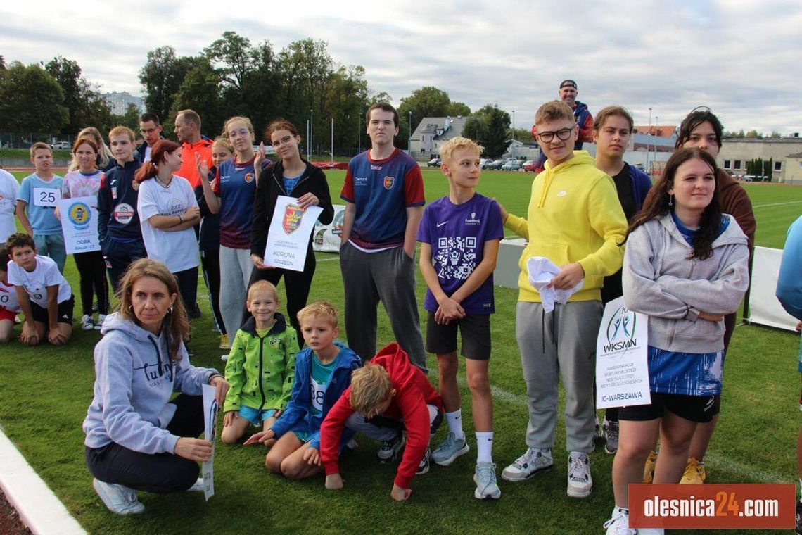 Biegną, grają i pływają