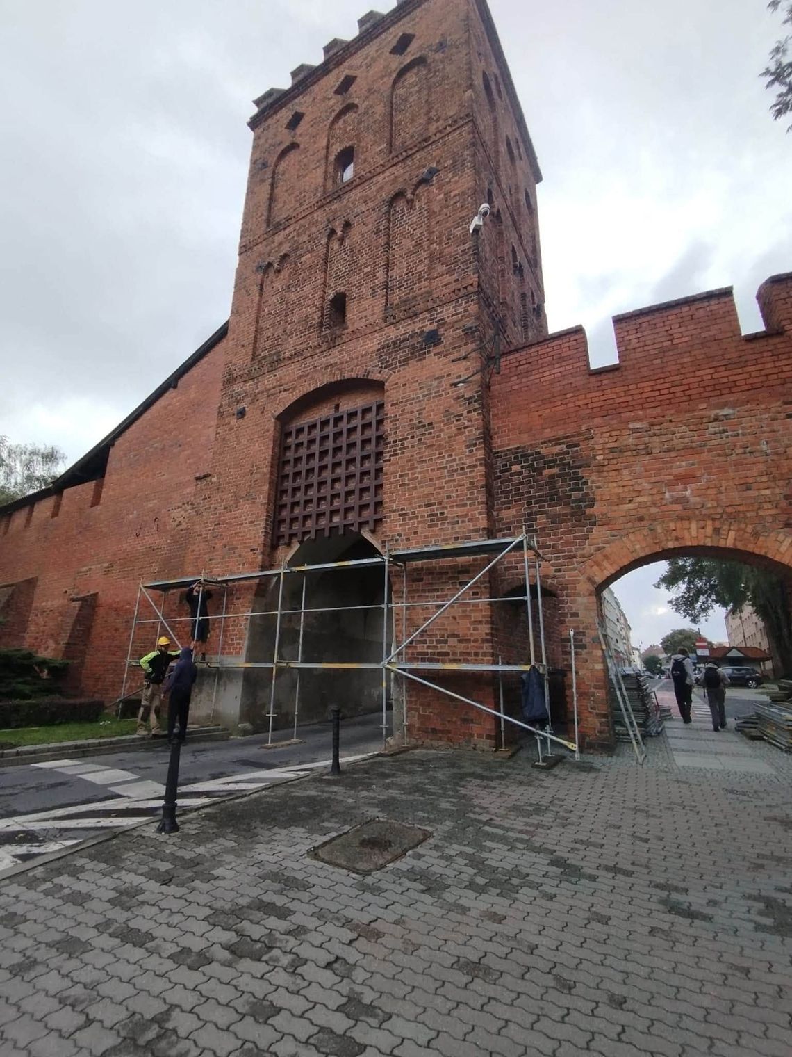 Brama Wrocławska w remoncie. Utrudnienia od rana Brama Wrocławska w remoncie. Utrudnienia od rana