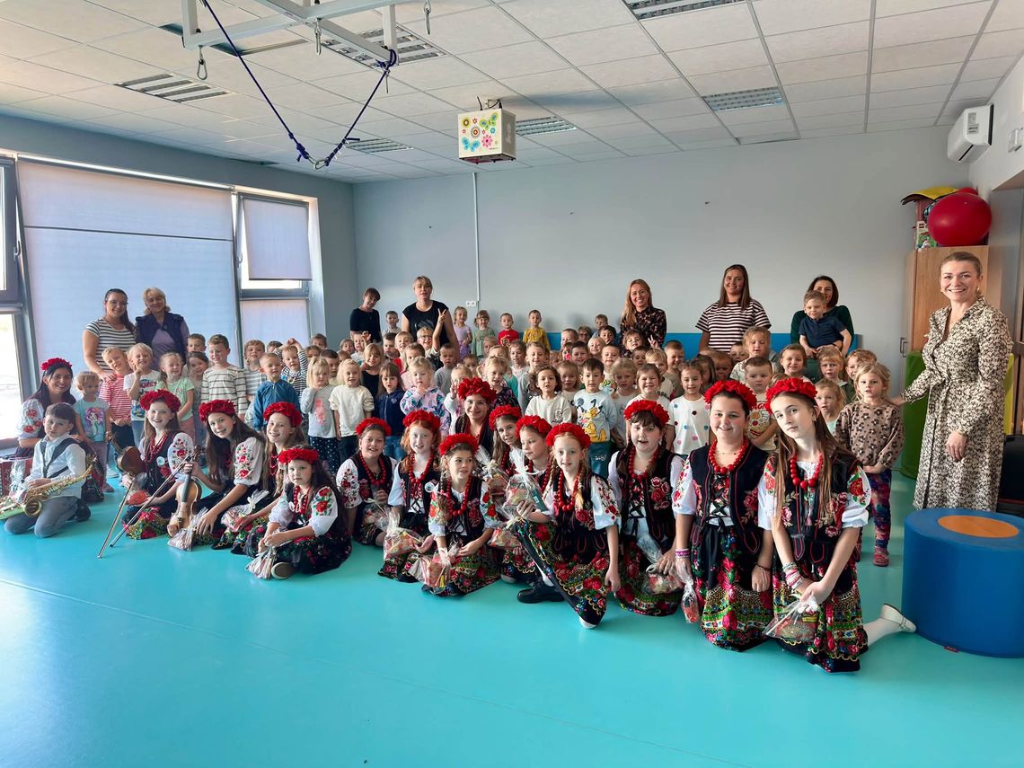 Brawurowy występ w przedszkolu! Absolwenci wrócili na „stare śmieci” i skradli serca maluchów Brawurowy występ w przedszkolu! Absolwenci wrócili na „stare śmieci” i skradli serca maluchów