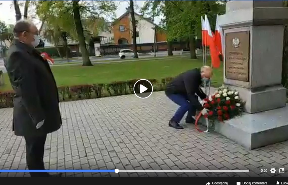 Burmistrz i przewodniczący złożyli wieniec pod Pomnikiem Kombatantów w Oleśnicy