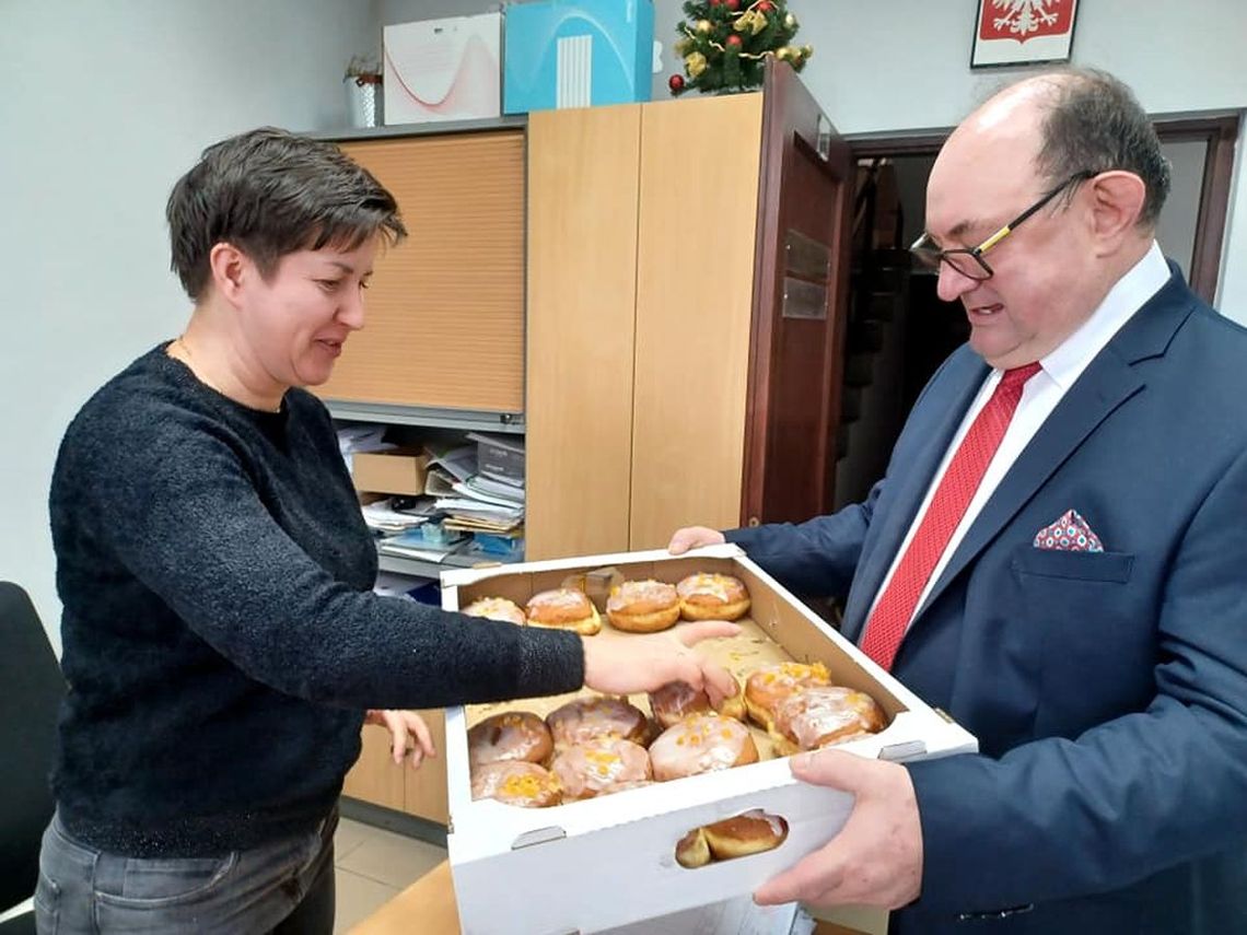 Burmistrz Jan Bronś rozdawał pączki