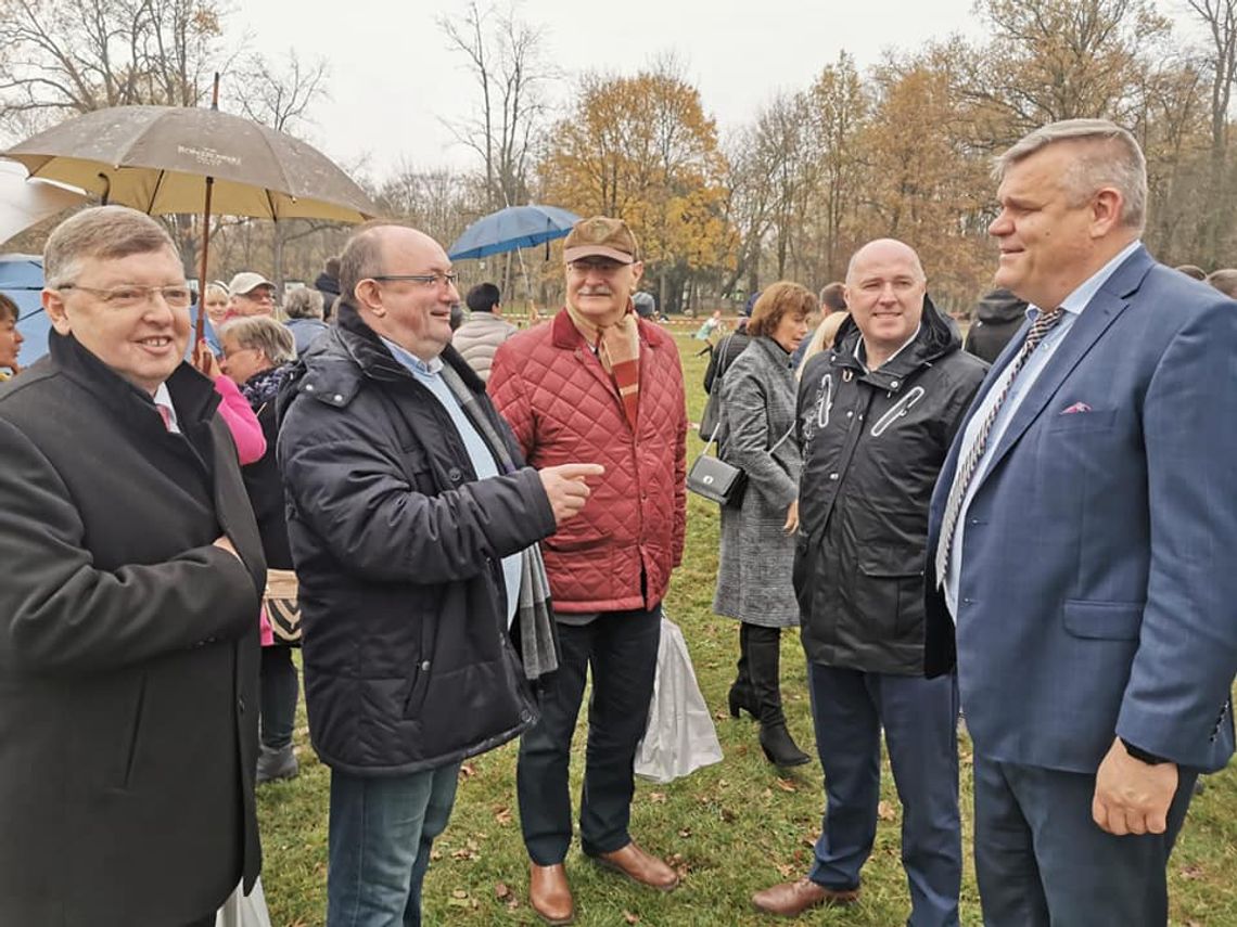 Burmistrz Oleśnicy na otwarciu parku w Szczodrem