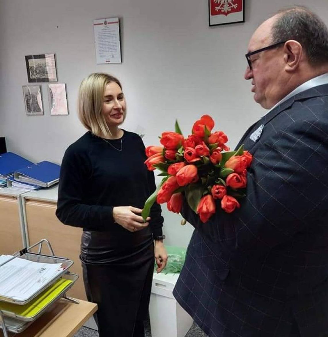 Burmistrz Oleśnicy nie zapomniał o uroczych urzędniczkach