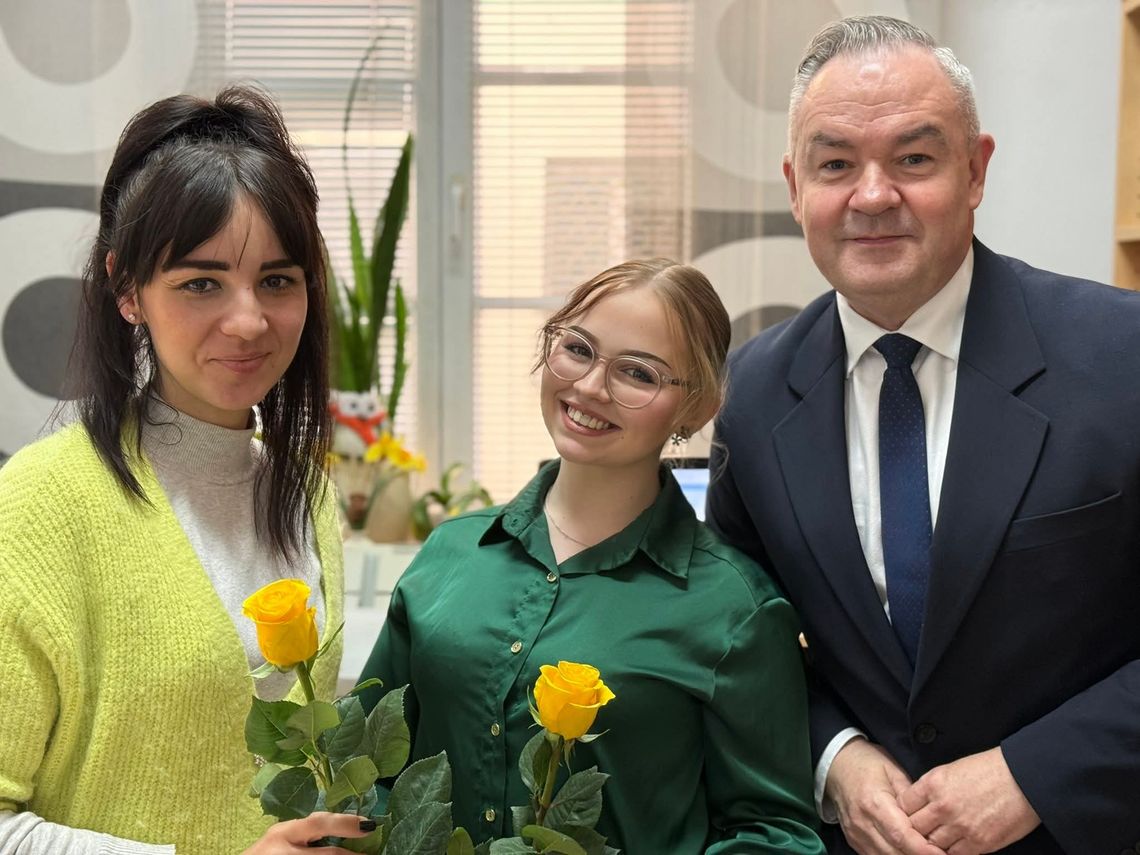 Burmistrz Oleśnicy rozdaje róże w ratuszu