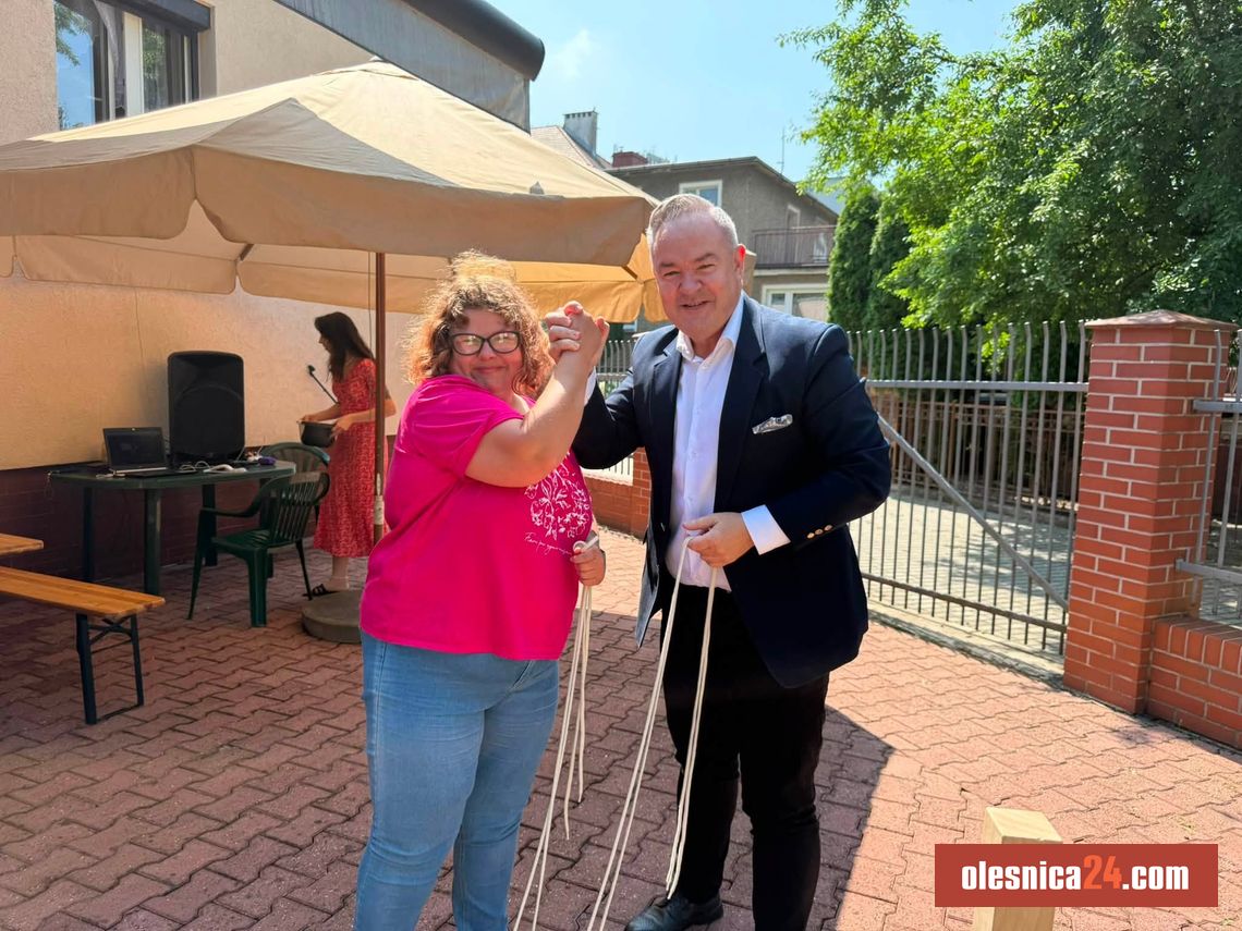 Burmistrz stanął do rywalizacji z podopiecznymi ŚDS. Nie zabrakło śmiechu i wielkich emocji! Burmistrz stanął do rywalizacji z podopiecznymi ŚDS. Nie zabrakło śmiechu i wielkich emocji!