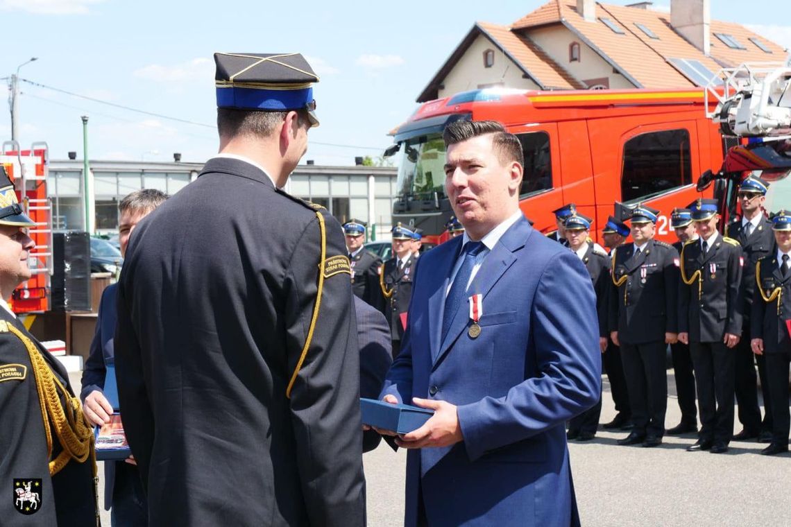 Burmistrz Sycowa odznaczony przez strażaków