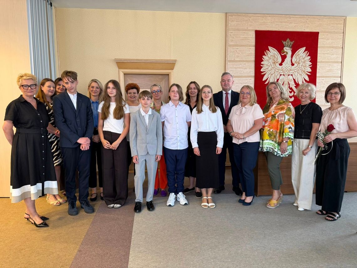 Burmistrz Oleśnicy uhonorował najlepszych uczniów Burmistrz Oleśnicy uhonorował najlepszych uczniów