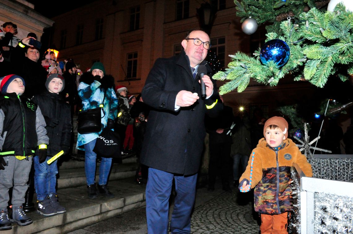 Choinka na Rynku w Oleśnicy rozświetlona!