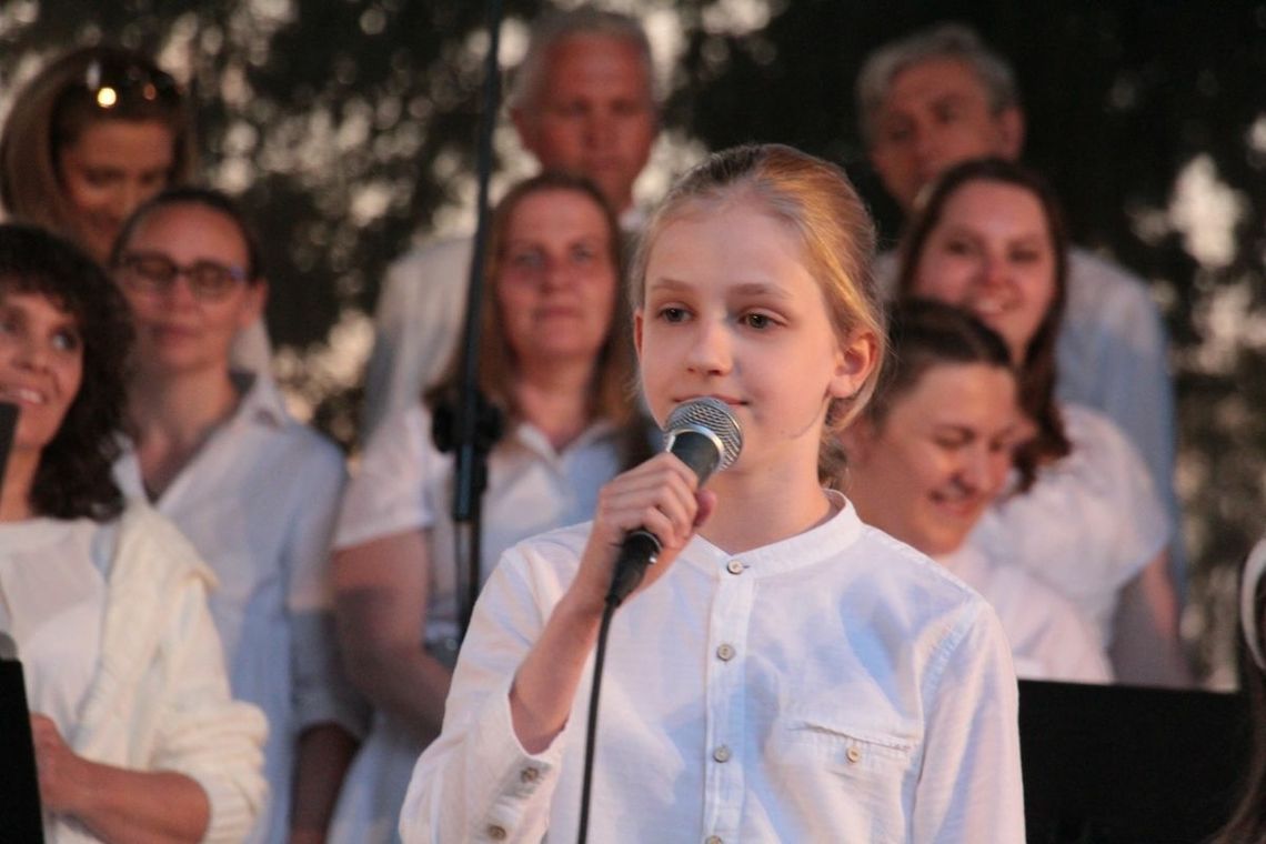 Chór Iunctus zaśpiewał w parku Nad Stawami w Oleśnicy Chór Iunctus zaśpiewał w parku Nad Stawami w Oleśnicy