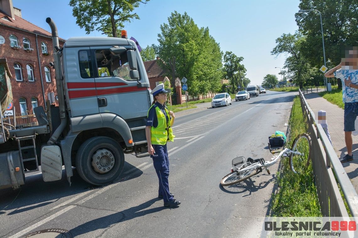 Ciężarówka kilka metrów wlokła rowerzystkę na Wojska Polskiego w Oleśnicy