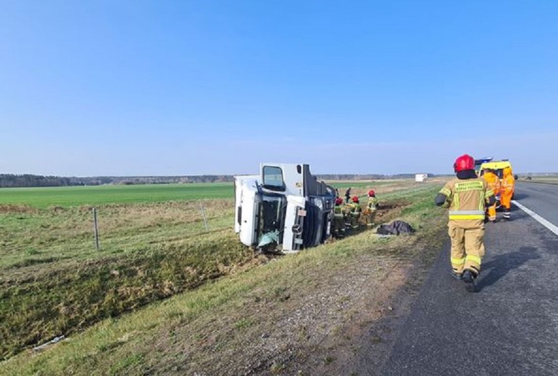 Ciężarówka wpadła do rowu