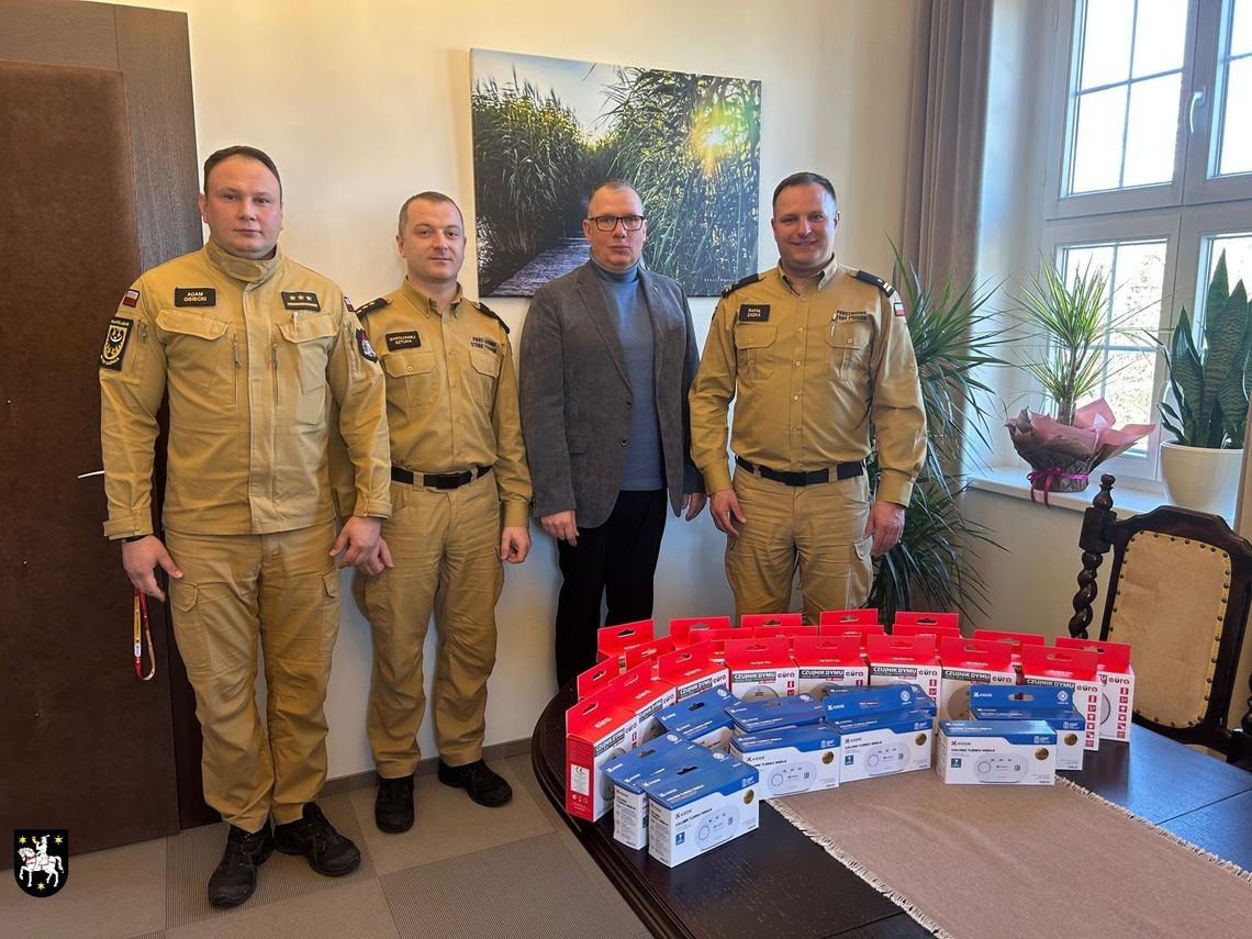 Czad zabija po cichu. Burmistrz Sycowa dostał od strażaków ratujące życie czujki