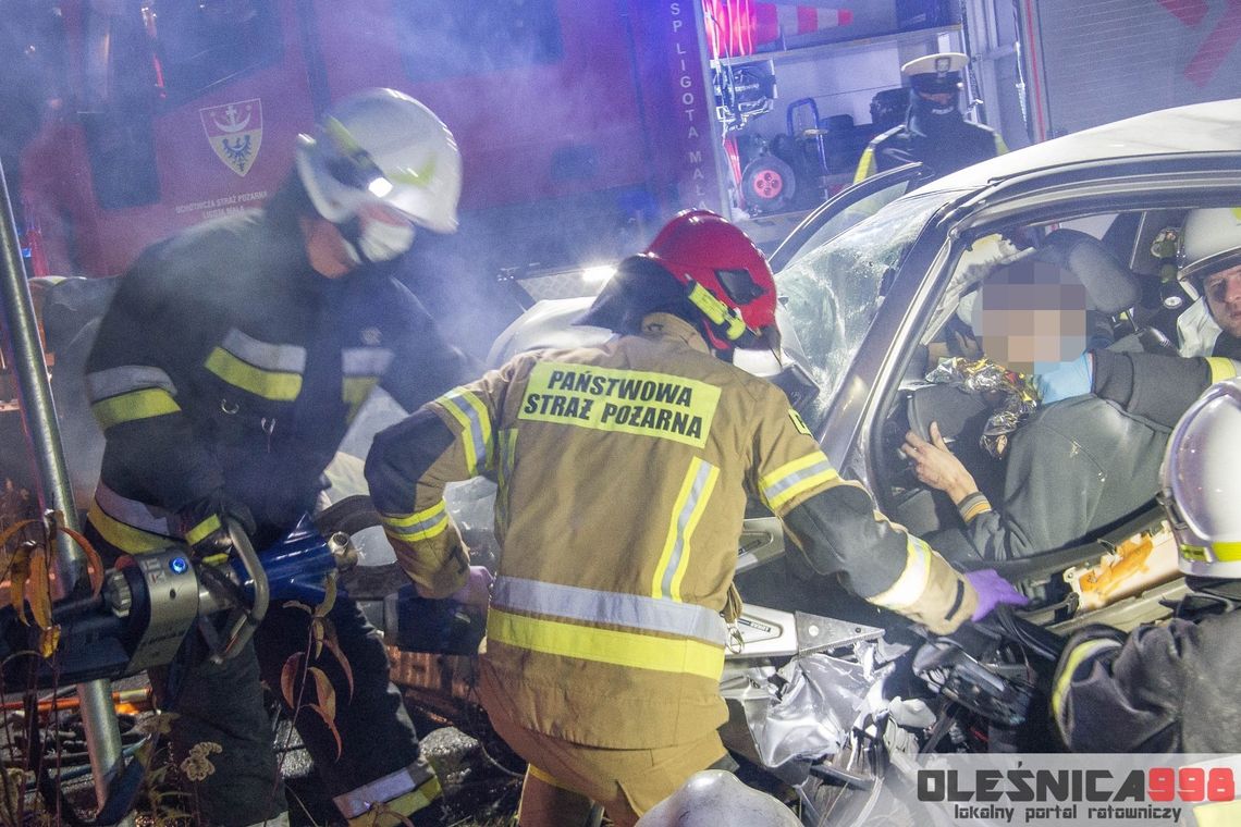Czołowe zderzenie samochodów osobowego i ciężarowego przed Ligotą Małą