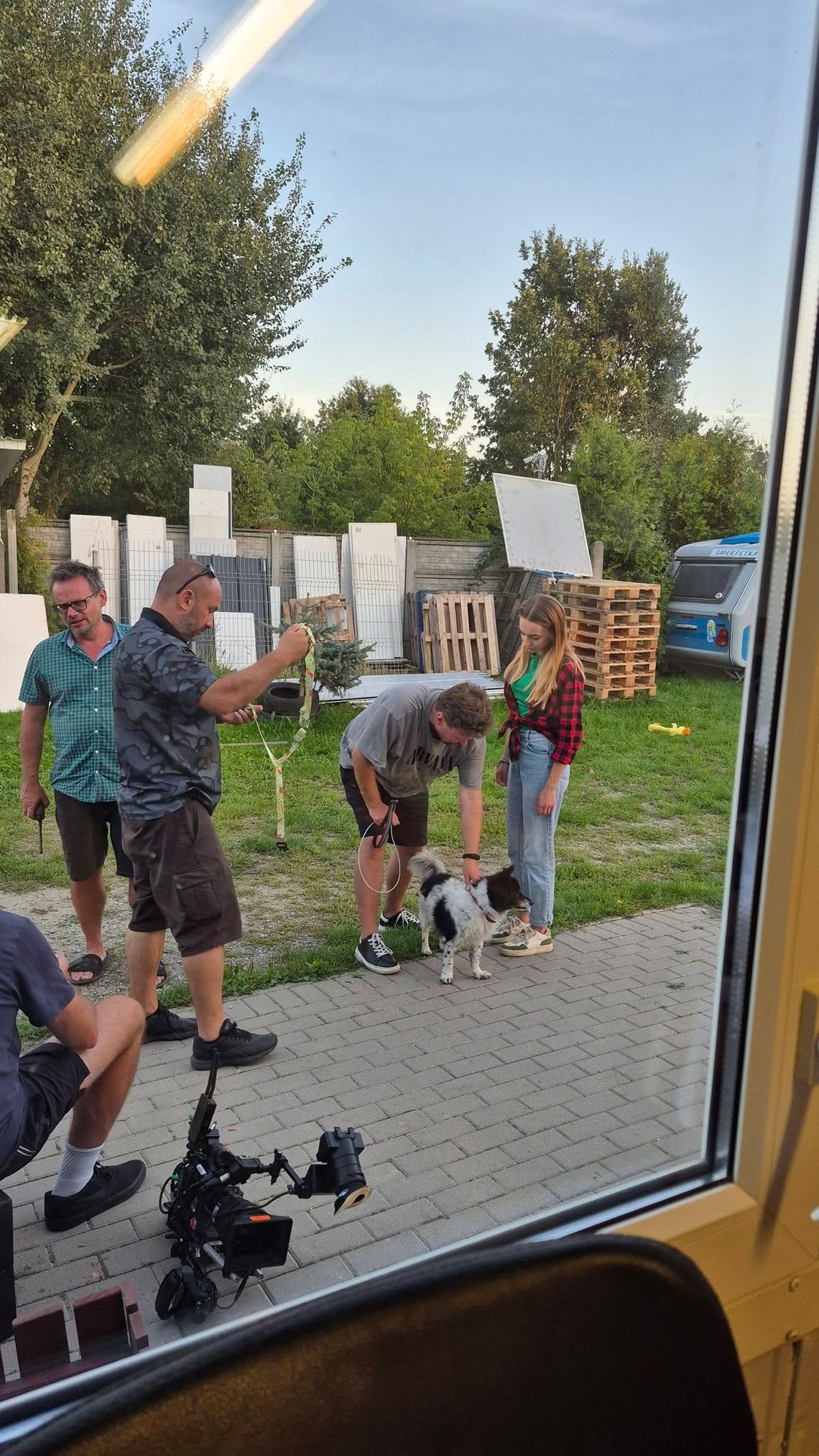 Czworonożne gwiazdy na planie serialu. Czarek i Juna z azylu Oleśnickie Bidy wystąpili w „Lombard. Życie pod zastaw” Czworonożne gwiazdy na planie serialu. Czarek i Juna z azylu Oleśnickie Bidy wystąpili w „Lombard. Życie pod zastaw”