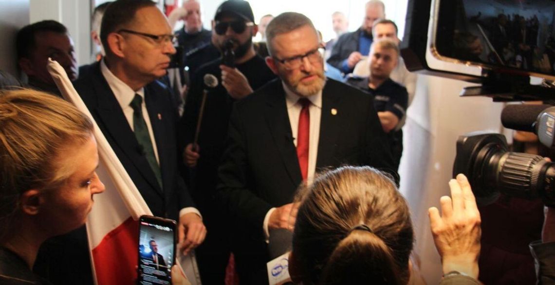 Czy Grzegorz Braun zostanie skazany za akcję w szpitalu w Oleśnicy?