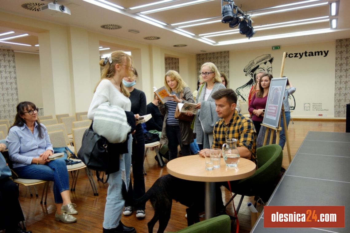 Czytelnicy Oleśnickiej Biblioteki Publicznej spotkali się z Jakubem Małeckim