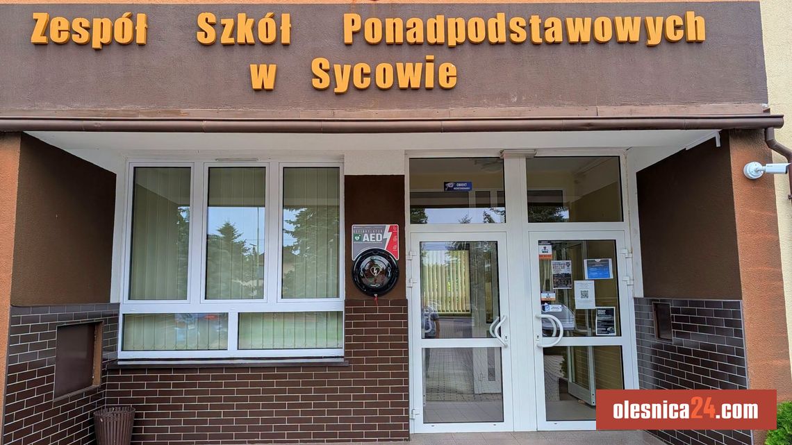 Defibrylatory AED trafiły do szkół. Powiat inwestuje w ratowanie życia Defibrylatory AED trafiły do szkół. Powiat inwestuje w ratowanie życia