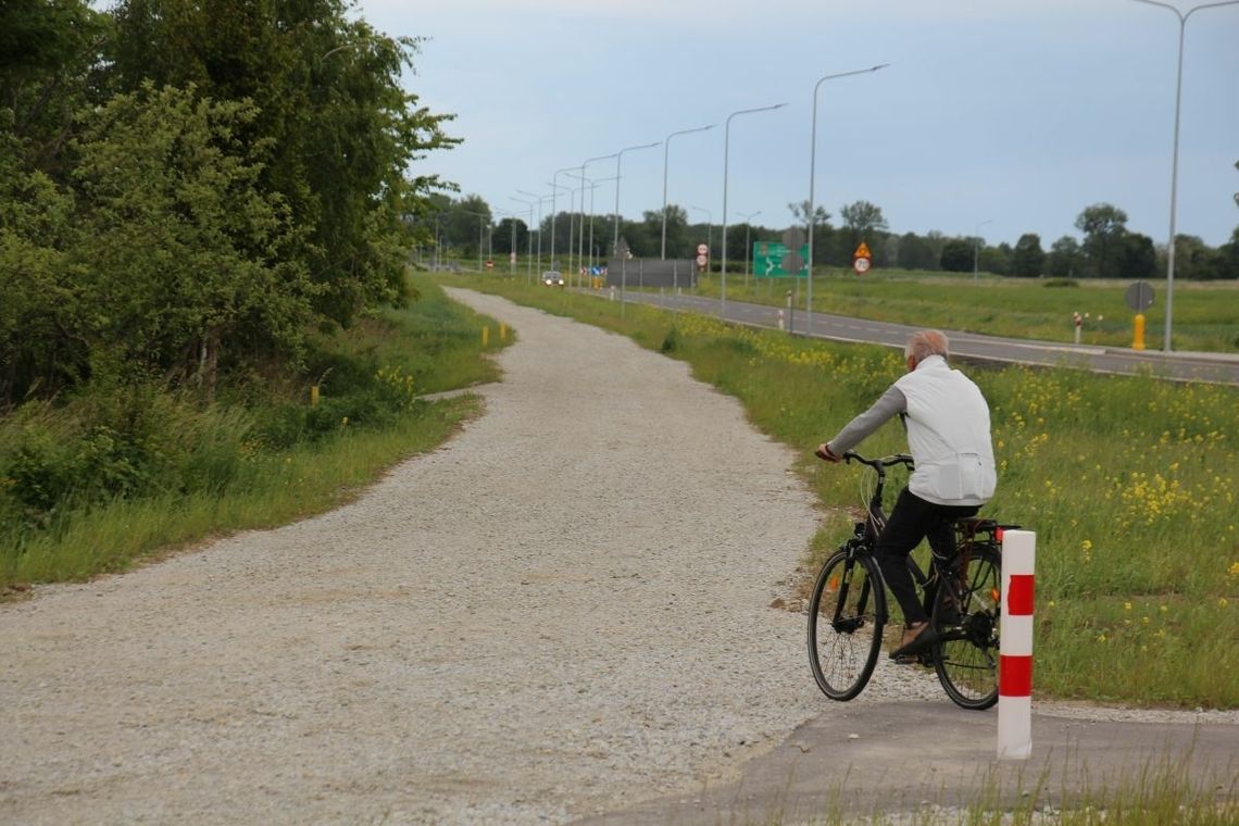 Dlaczego na odcinku ścieżki rowerowej przy Krzywoustego jest tłuczeń a nie asfalt?