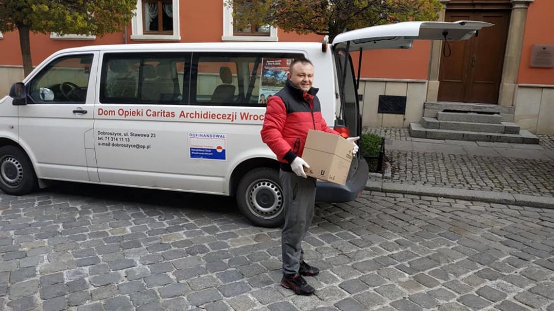 Do Domu Opieki Caritas w Dobroszycach docierają środki ochrony osobistej