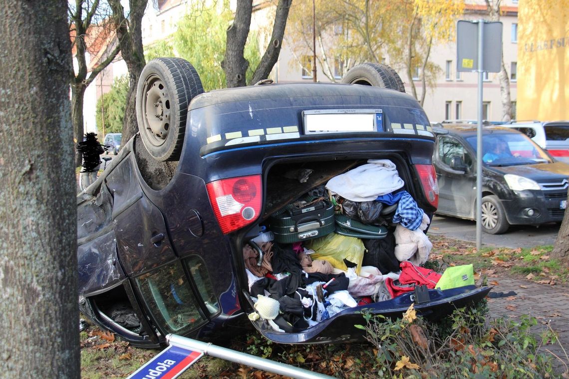 Do dramatycznie wyglądającej kolizji doszło w Oleśnicy. Auto potrąciło wózek z małym dzieckiem Do dramatycznie wyglądającej kolizji doszło w Oleśnicy. Auto potrąciło wózek z małym dzieckiem