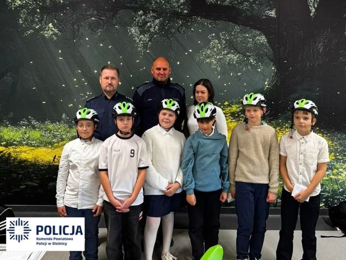 Dobroszyccy policjanci rozdali uczniom kaski rowerowe