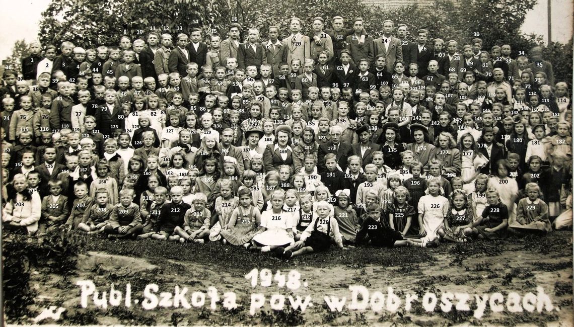 Dobroszyce, 1948. Zatrzymani w kadrze – uczniowie dawnej szkoły powszechnej Dobroszyce, 1948. Zatrzymani w kadrze – uczniowie dawnej szkoły powszechnej