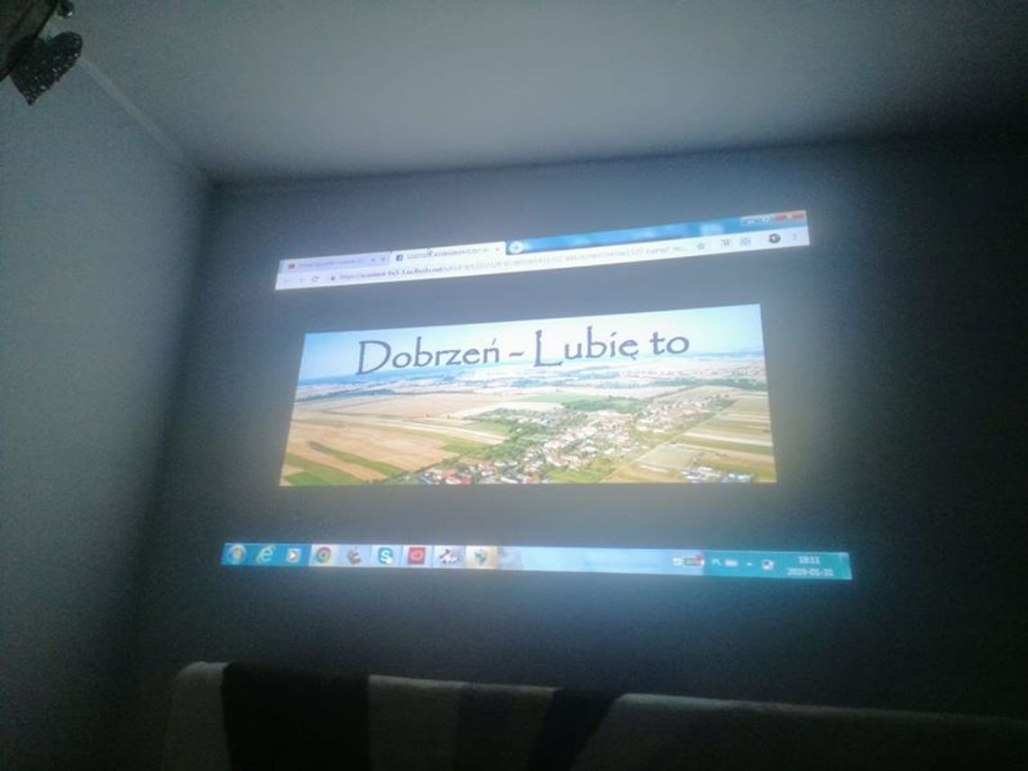 Dobrzeń testuje projektor