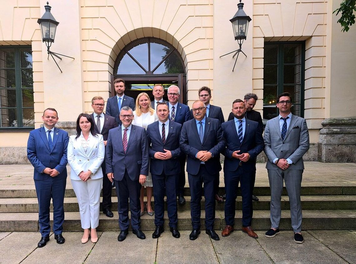 Wśród dolnośląskiej delegacji znaleźli się przedstawiciele zarządu województwa, dolnośląskiego sejmiku oraz przedsiębiorcy z regionu