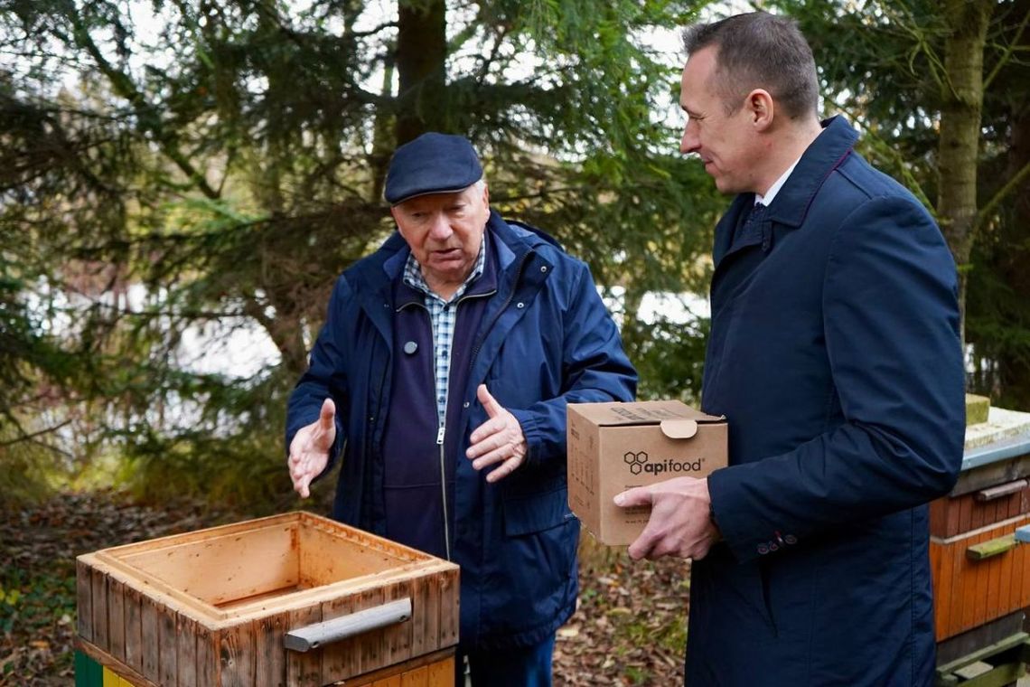 Dolny Śląsk wspiera pszczelarzy – Samorząd przekazuje ciasto pszczele Dolny Śląsk wspiera pszczelarzy – Samorząd przekazuje ciasto pszczele